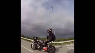 [Clip] Nữ biker nóng bỏng biểu diễn trên BMW S1000RR