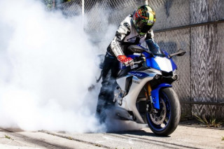 So sánh vui giữa BMW S1000RR và Yamaha R1