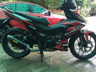 Winner 150 mặc áo đấu mang súng Akrapovic
