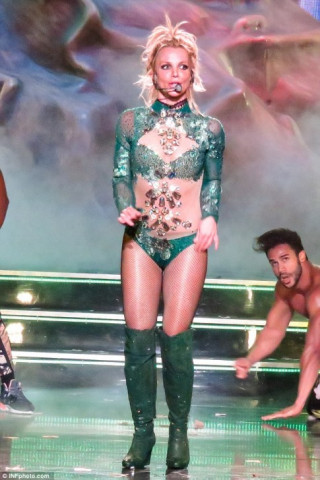 Britney Spears diện loạt đồ diễn sexy như nội y