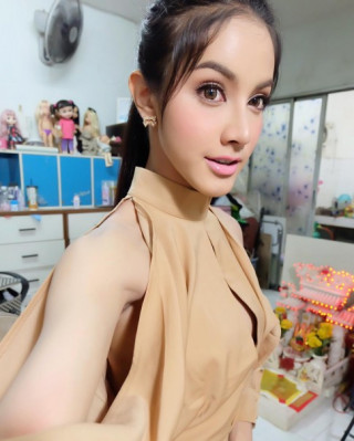 Hết hồn hoa hậu chuyển giới Thái mặc mỏng đi khám nghĩa vụ