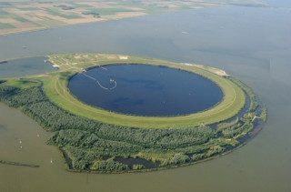 Hồ nước “trong đục, ngoài trong” kỳ lạ ở Hà Lan