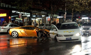  Lamborghini Gallardo tông taxi ở Sydney 