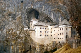 Lâu đài cổ bên hang động tuyệt đẹp ở Slovenia