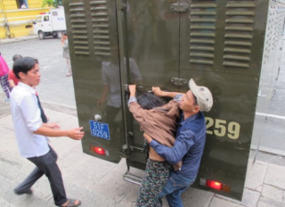 Người nhà bị cáo vụ chặt tay cướp SH làm loạn ở tòa