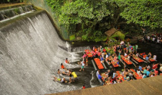 Nhà hàng nằm ngay dưới thác nước đổ ở Philippines