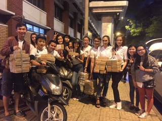 Nửa đêm, team Lan Khuê đi tặng bánh trung thu cho trẻ cơ nhỡ