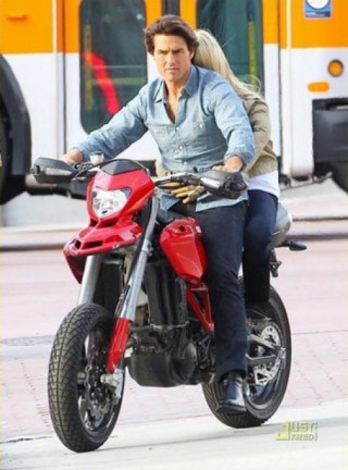  Tom Cruise trổ tài với Ducati 