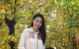 Không ngờ Thuỷ Tiên mặc thế này đi sắm Tết