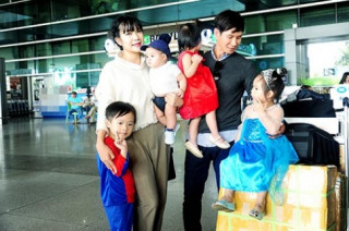 Nhận giải thưởng lớn, vợ chồng Lý Hải được 4 con ra tận sân bay đón