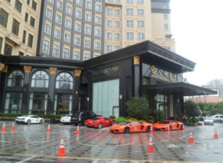  Đoàn siêu xe trước khách sạn hạng sang Thượng Hải 