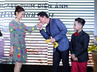 Diễm My 9X ngại ngùng khi được Hứa Vĩ Văn hôn tay chốn đông người