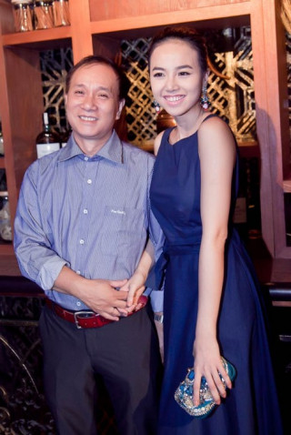 Ngọc Diệp khoe cha trong tiệc đêm