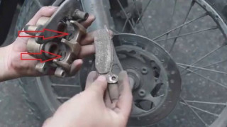 Các bác giúp với: cái kẹp trong cụm má phanh zin của FX125
