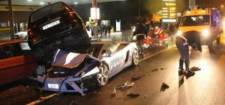  Cảnh sát Italy ‘phá’ siêu xe Lamborghini 