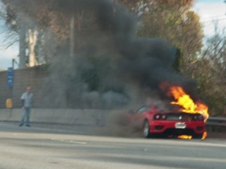  Chủ nhân Ferrari 360 đứng nhìn siêu xe bốc cháy 