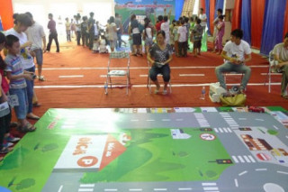  Cùng trẻ nhỏ học lái xe 
