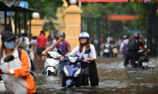 Dắt bộ qua đường ngập nước chưa phải là giải pháp tốt nhất