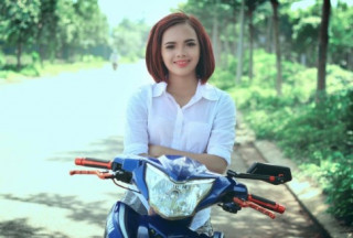 Exciter 135 độ so dáng cùng Biker nữ duyên dáng
