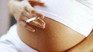 Hơn 2500 chất độc trong thuốc lá có thể tác động đến cơ thể mẹ và thai nhi