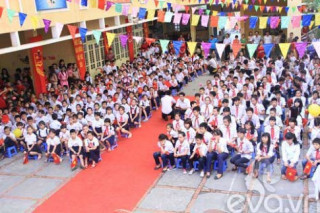 Lễ khai giảng ở ngôi trường hát quốc ca bằng tay giữa Thủ đô