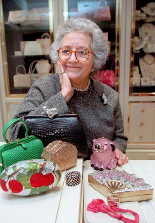  Nhà thiết kế túi lừng danh Judith Leiber qua đời 