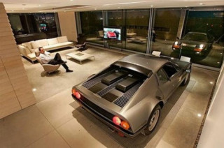  Phòng khách kiêm gara cho siêu xe Ferrari 