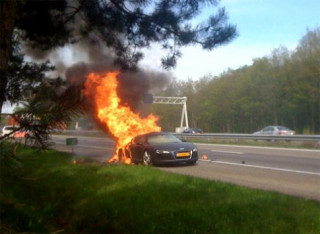  Siêu xe Audi R8 bốc cháy ở Hà Lan 