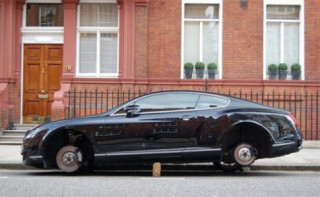 Siêu xe Bentley bị trộm bánh trên đường phố London 