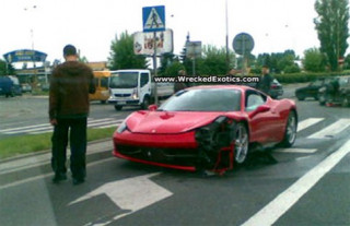  Siêu xe Ferrari 458 Italia đầu tiên gặp nạn 