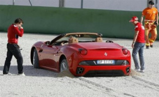  Siêu xe Ferrari California ‘mắc cạn’ 