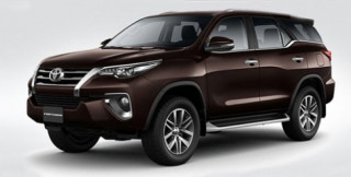  Toyota Fortuner làm mới để cạnh tranh Mitsubishi Pajero Sport 