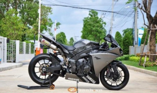 Yamaha R1 đen xám rắn rỏi từng centimet