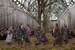 Chanel tái xuất tuần lễ thời trang Paris với khu rừng mùa thu lá vàng đầy ma mị