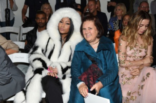 Đến tận New York Fashion Week mà siêu sao Nicki Minaj còn phải ‘bắt chước’ Hoàng Thùy không cần trời lạnh cũng mặc áo lông
