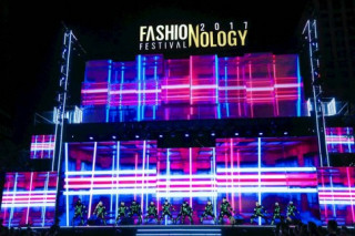 Fashionology Festival đêm 2: Phạm Hương xuất thần trong váy khổng lồ, bay lơ lửng trên sàn catwalk