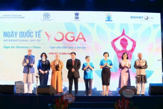Gần 1.500 người đồng diễn Yoga tại Hà Nội