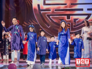 Gia đình MC Phan Anh diện áo dài Ngọc Hân catwalk trên sàn diễn thời trang