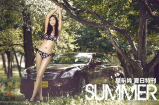 Người đẹp bikini và Infiniti mui trần dưới nắng hè 