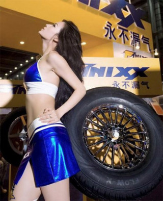  Người đẹp sexy bên lốp xe Finixx 
