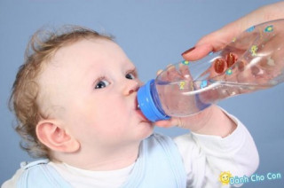 Nước uống lành mạnh mẹ nên bổ sung cho bé yêu mùa hè