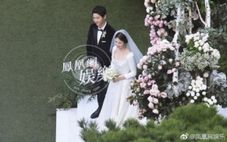 Ơn giời, cuối cùng cũng đã có một bức ảnh rõ nét để fan thỏa sức ngắm nhìn váy cưới của Song Hye Kyo
