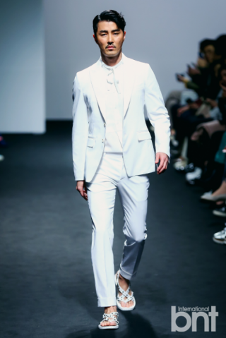 Ông chú ‘Ngưu Ma Vương’ - Cha Seung Won: U50 nhưng vẫn catwalk siêu ngầu tại Seoul Fashion Week