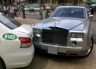  Rolls-Royce Phantom va chạm với taxi tại Sài Gòn 