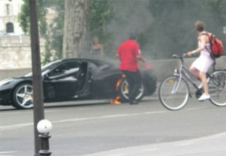  Siêu xe Ferrari 458 Italia bốc cháy ở Paris 