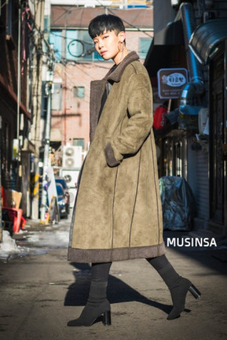 Street style ngày cuối năm của giới trẻ Hàn tràn ngập áo khoác dáng dài và những item đơn giản
