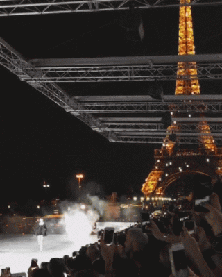 Thảng thốt trước màn trình diễn thời trang cực kỳ hoành tráng dưới chân tháp Eiffel