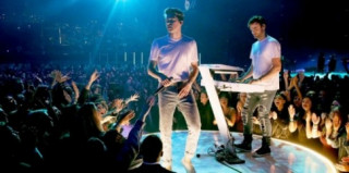 The Chainsmokers chỉ mặc mỗi áo thun nhưng cứ hễ xuất hiện là đám đông ‘bùng nổ’