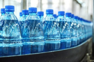 Tổ chức Y tế Thế giới cảnh báo: 93% nước đóng chai bày bán trên thị trường chứa hạt nhựa siêu nhỏ