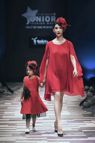  Xuân Lan làm show thời trang trẻ em tại vườn hoa ở Hà Nội 